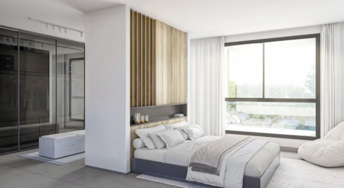 Master bedroom met kingsize bed en inloopkast