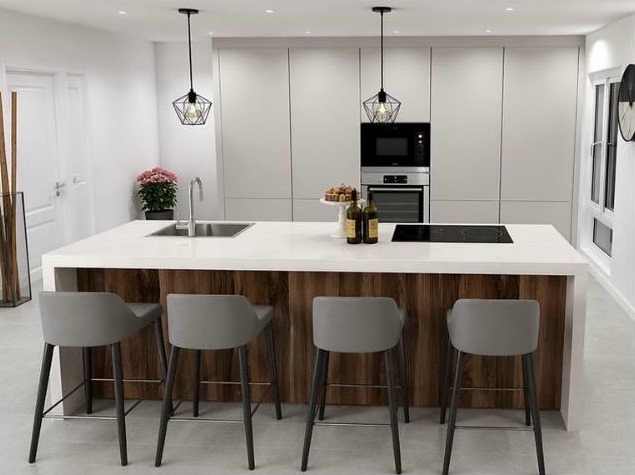 Keuken met wit kookeiland, houten front en vier barkrukken