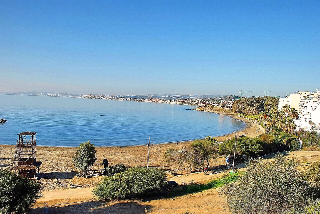 De baai van Playa del Cristo in Estepona