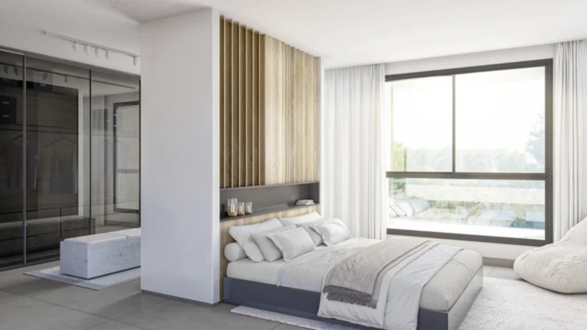 Master bedroom met kingsize bed en inloopkast